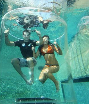 Το «κλουβί του θανάτου» - Κλείνονται σε αυτό και κάνουν βουτιές με κροκόδειλους [εικόνες] | iefimerida.gr 1