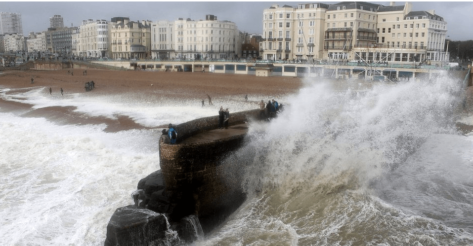 Χάος στη Βρετανία – Τέσσερις νεκροί από τη φονική κακοκαιρία, παρέλυσε η χώρα [εικόνες] | iefimerida.gr 2