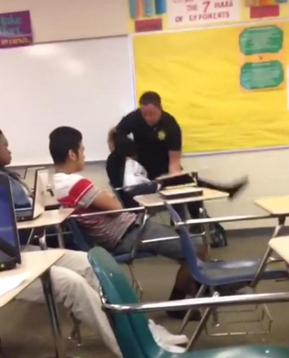 ΗΠΑ: Αστυνομικός χτυπάει μαθήτρια μέσα στην τάξη -Τη ρίχνει στο πάτωμα και της βάζει χειροπέδες [εικόνες & βίντεο] | iefimerida.gr 0