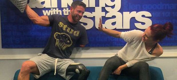 Βετεράνος στρατιώτης με ακρωτηριασμένα μέλη χορεύει στο «Dancing with the Stars» και εμπνέει [εικόνες & βίντεο] | iefimerida.gr 2