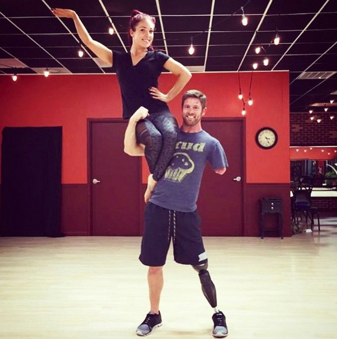 Βετεράνος στρατιώτης με ακρωτηριασμένα μέλη χορεύει στο «Dancing with the Stars» και εμπνέει [εικόνες & βίντεο] | iefimerida.gr 3