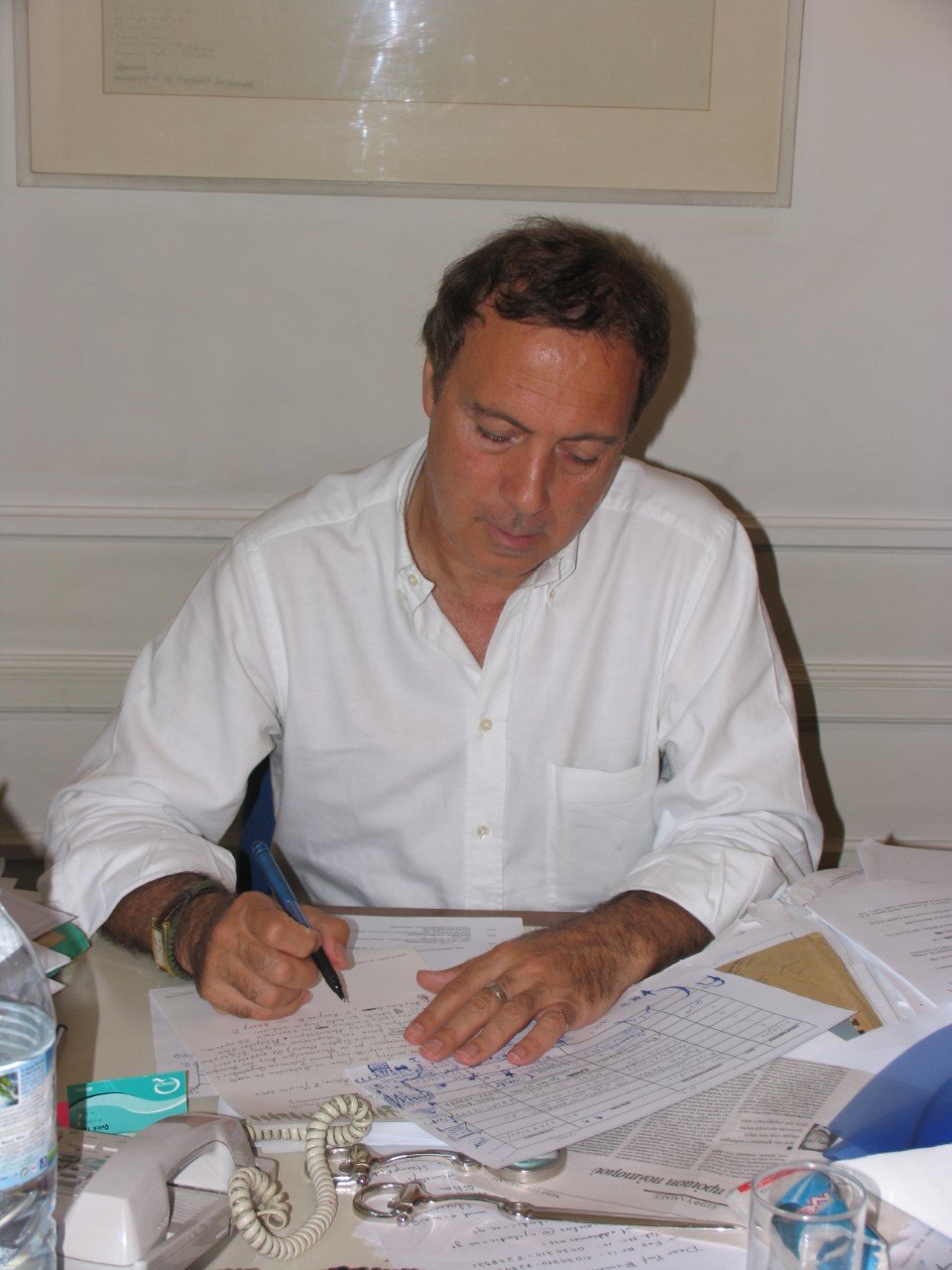 Ο διευθυντής του Μουσείου Κυκλαδικής Τέχνης τοποθετεί τις γραφές του Twombly πλάι σε αρχαιότητες [εικόνες] | iefimerida.gr 0