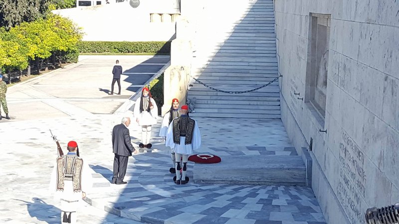 Το περίεργο στεφάνι του Ταγίπ Ερντογάν -Κόκκινο, στα χρώματα της τουρκικής σημαίας, με την ημισέληνο στο κέντρο [εικόνες] | iefimerida.gr 1