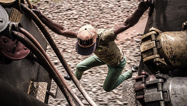 Σερφ πάνω στο τρένο -Ενα λάθος και είσαι νεκρός [εικόνες&βίντεο] | iefimerida.gr 2