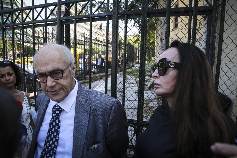 Η Βίκυ Σταμάτη με τον δικηγόρο της Φρ. Ραγκούση στην Ευελπίδων- φωτογραφία eurokinissi