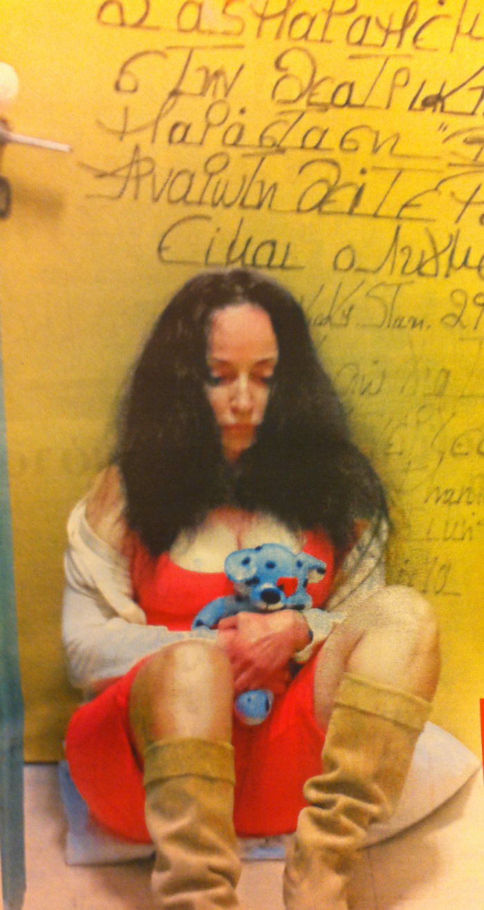 Σοκ: Η Βίκυ Σταμάτη στο Δρομοκαΐτειο -Στο πάτωμα αγκαλιά με ένα λούτρινο [εικόνες] | iefimerida.gr 0