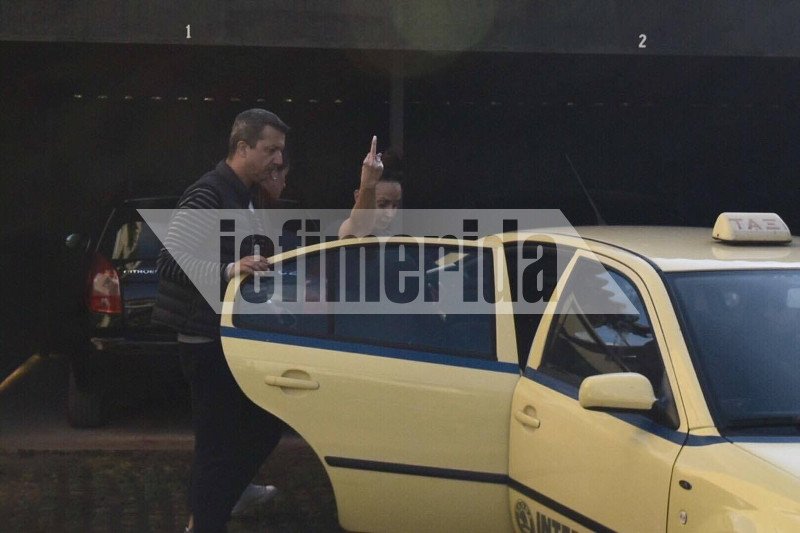 Με ταξί στο Εφετείο η Βίκυ Σταμάτη - Η άσεμνη χειρονομία στους δημοσιογράφους [εικόνες & βίντεο] | iefimerida.gr 0