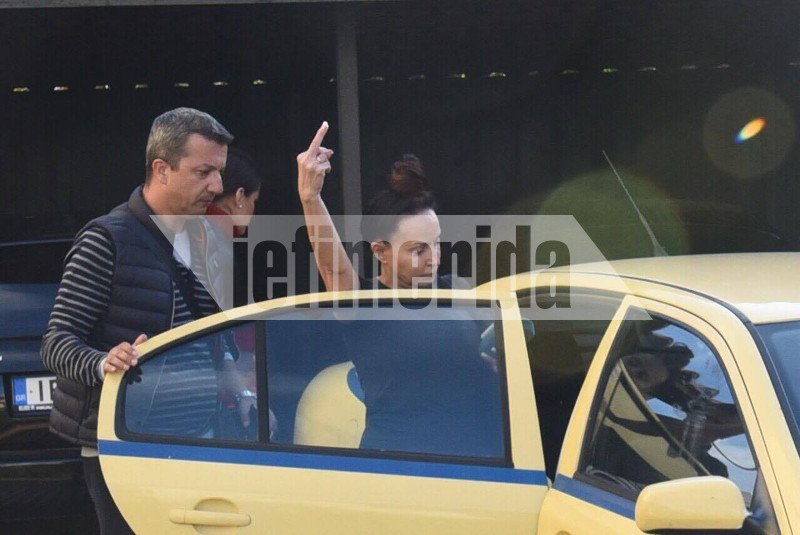 Με ταξί στο Εφετείο η Βίκυ Σταμάτη - Η άσεμνη χειρονομία στους δημοσιογράφους [εικόνες & βίντεο] | iefimerida.gr 1