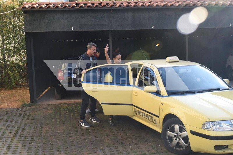 Με ταξί στο Εφετείο η Βίκυ Σταμάτη - Η άσεμνη χειρονομία στους δημοσιογράφους [εικόνες & βίντεο] | iefimerida.gr 2