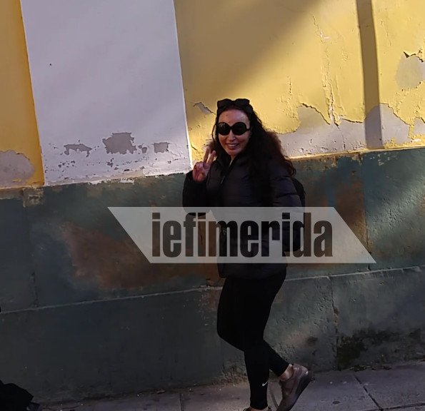 Η Βίκυ Σταμάτη χαμογελαστή, με ένα τεράστιο φιόγκο στο κεφάλι, στα δικαστήρια [εικόνες] | iefimerida.gr 0