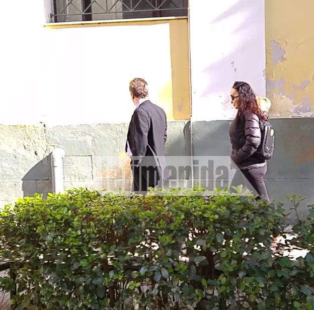 Η Βίκυ Σταμάτη χαμογελαστή, με ένα τεράστιο φιόγκο στο κεφάλι, στα δικαστήρια [εικόνες] | iefimerida.gr 1