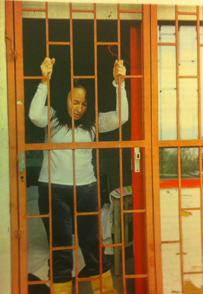 Σοκ: Η Βίκυ Σταμάτη στο Δρομοκαΐτειο -Στο πάτωμα αγκαλιά με ένα λούτρινο [εικόνες] | iefimerida.gr 1