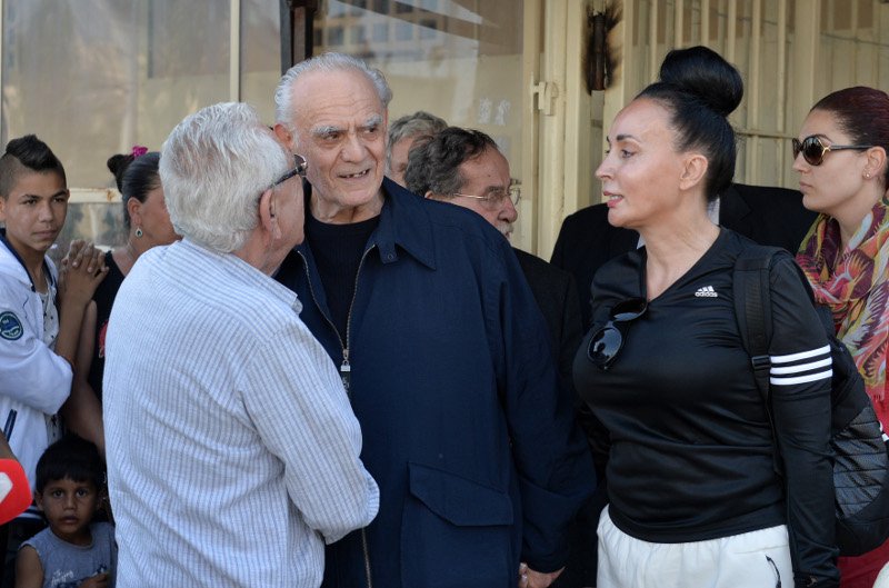 Βίκυ Σταμάτη: Χέρι χέρι με τον Ακη, τρυφερότητες και χαμόγελα [εικόνες] | iefimerida.gr 6