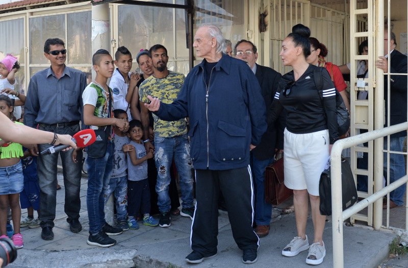 Βίκυ Σταμάτη: Χέρι χέρι με τον Ακη, τρυφερότητες και χαμόγελα [εικόνες] | iefimerida.gr 5