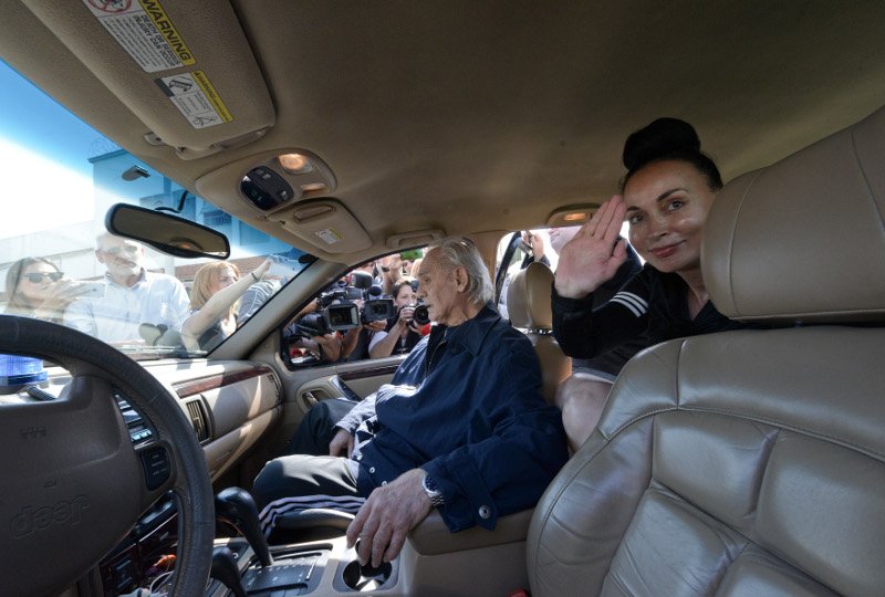 Βίκυ Σταμάτη: Χέρι χέρι με τον Ακη, τρυφερότητες και χαμόγελα [εικόνες] | iefimerida.gr 9