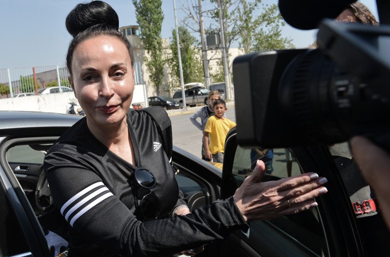 Βίκυ Σταμάτη: Χέρι χέρι με τον Ακη, τρυφερότητες και χαμόγελα [εικόνες] | iefimerida.gr 2