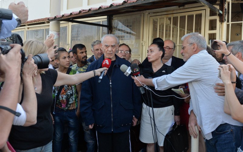 Βίκυ Σταμάτη: Χέρι χέρι με τον Ακη, τρυφερότητες και χαμόγελα [εικόνες] | iefimerida.gr 3