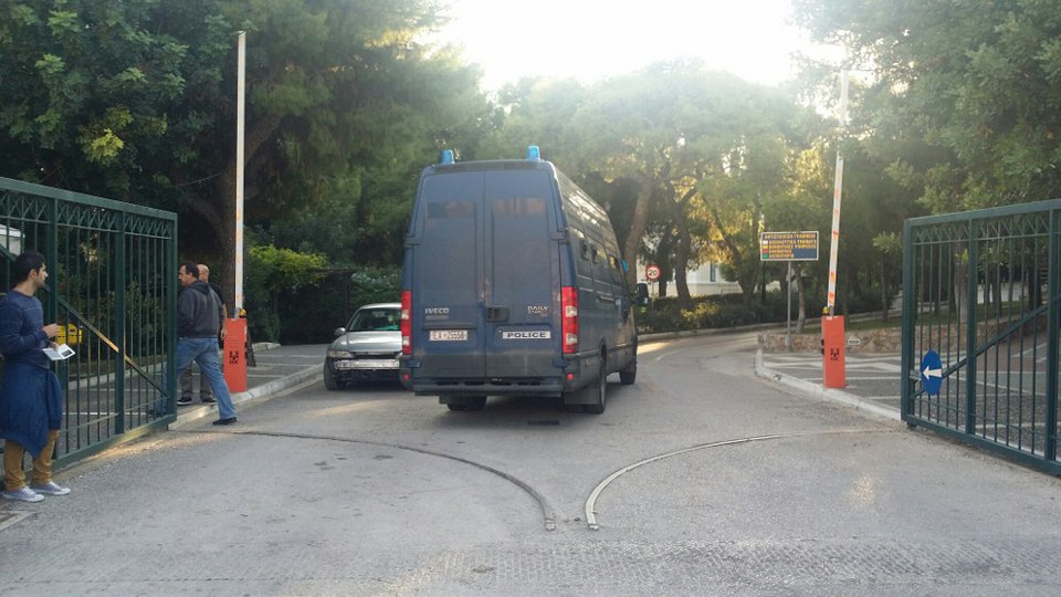 Η στιγμή της αποφυλάκισης της Βίκυς Σταμάτη -Τι δήλωσε στους δημοσιογράφους [εικόνες & βίντεο] | iefimerida.gr 9