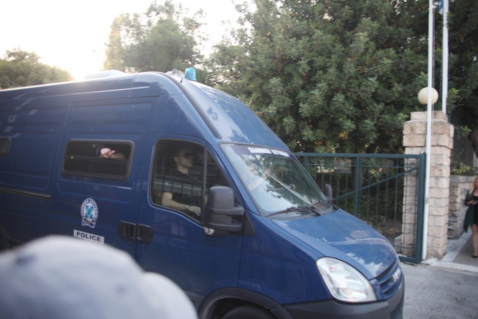 Η στιγμή της αποφυλάκισης της Βίκυς Σταμάτη -Τι δήλωσε στους δημοσιογράφους [εικόνες & βίντεο] | iefimerida.gr 6