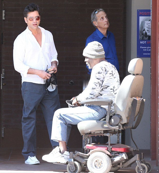 Χωρίς μπροστινό δόντι εμφανίστηκε 49χρονος Ελληνοαμερικάνος σταρ [εικόνες]  | iefimerida.gr 1