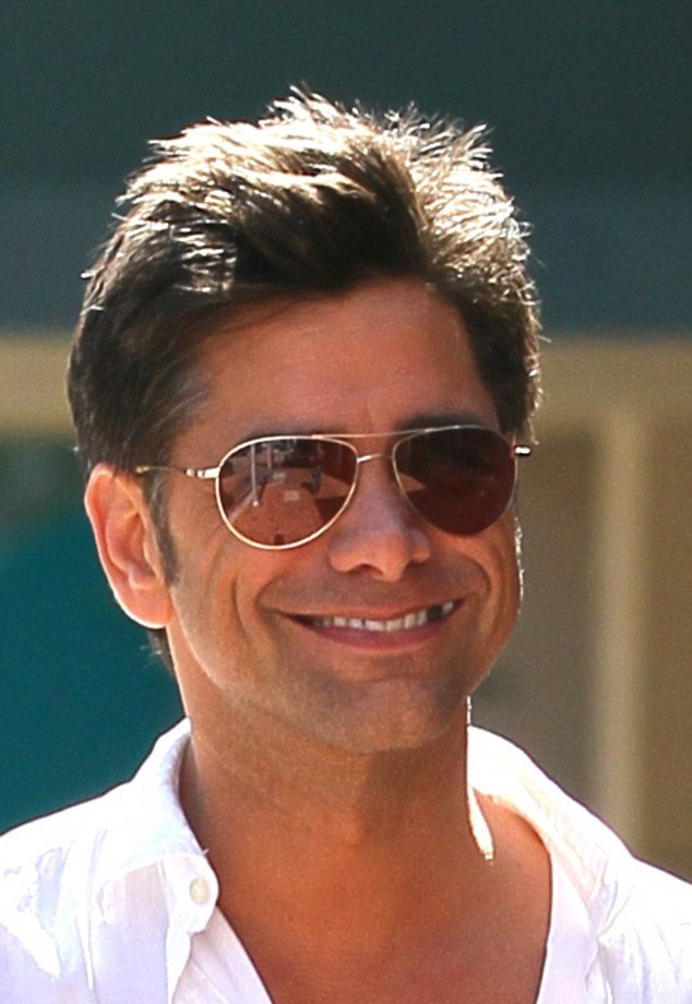 Χωρίς μπροστινό δόντι εμφανίστηκε 49χρονος Ελληνοαμερικάνος σταρ [εικόνες]  | iefimerida.gr 0