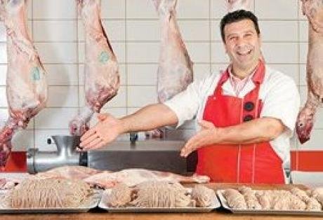 Ποιός είναι και πού δουλεύει ο κρεοπώλης που παίζει στη διαφήμιση με την εθνική νονά Κατερίνα Στανίση [εικόνες] | iefimerida.gr 0