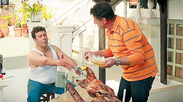 Ποιός είναι και πού δουλεύει ο κρεοπώλης που παίζει στη διαφήμιση με την εθνική νονά Κατερίνα Στανίση [εικόνες] | iefimerida.gr 1