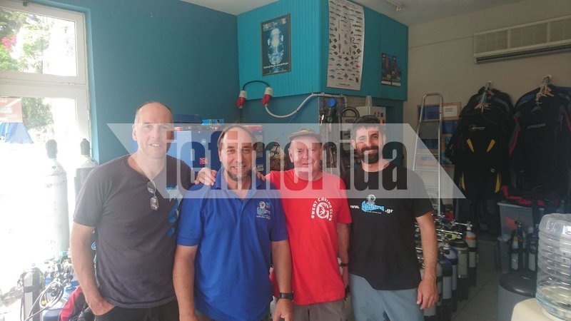 Ο Ρίκ Σταντον (πρώτος από αριστερά) είναι ο Βρετανός σπηλαιοδύτης, ήρωας της Ταϊλάνδης