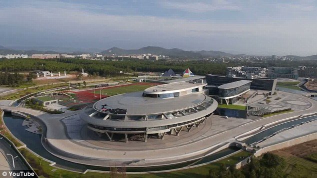 Ξόδεψε 145 εκατ. ευρώ για να φτιάξει τα κεντρικά γραφεία της εταιρείας του στο σχήμα του  USS Enterprise [εικόνες & βίντεο] | iefimerida.gr 0