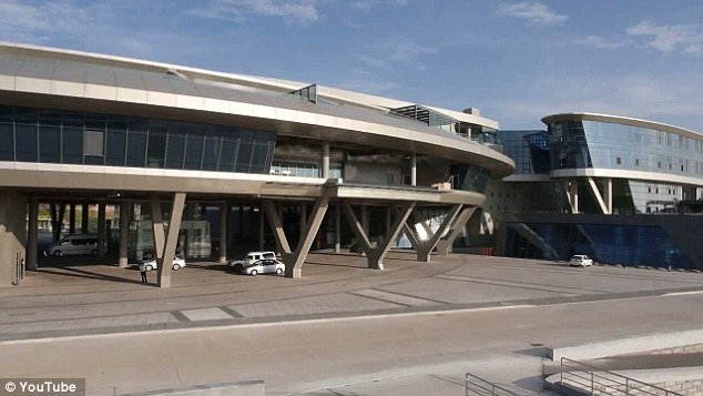 Ξόδεψε 145 εκατ. ευρώ για να φτιάξει τα κεντρικά γραφεία της εταιρείας του στο σχήμα του  USS Enterprise [εικόνες & βίντεο] | iefimerida.gr 4