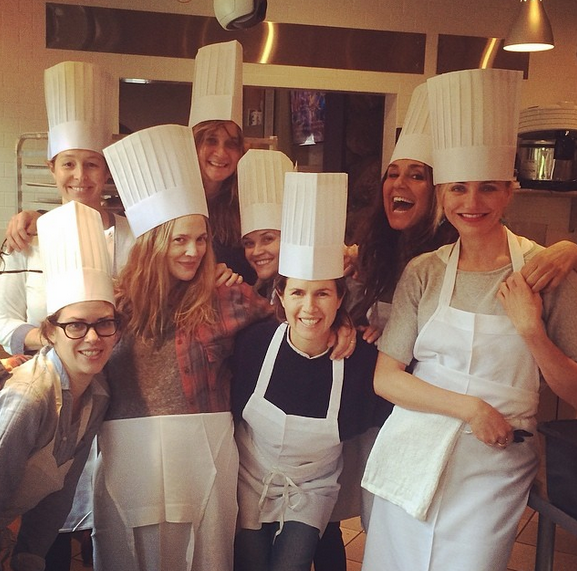 Οι σταρ το παίζουν χαρωπές νοικοκυρές -Μπάριμορ, Ντίαζ και Γουίδερσπουν έβαλαν ποδιά και έφτιαξαν ζυμαρικά [εικόνες] | iefimerida.gr 2