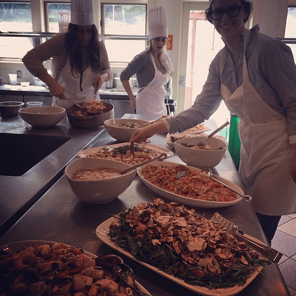 Οι σταρ το παίζουν χαρωπές νοικοκυρές -Μπάριμορ, Ντίαζ και Γουίδερσπουν έβαλαν ποδιά και έφτιαξαν ζυμαρικά [εικόνες] | iefimerida.gr 1