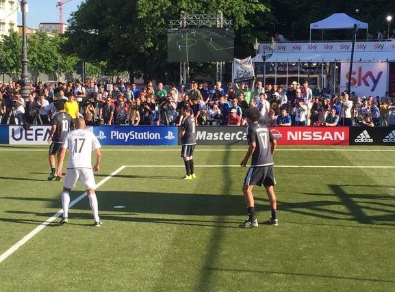 Ελαμψαν τ'αστέρια του παρελθόντος - Τερματοφύλακας ο Καρεμπέ, σκόρερ ο Τρεζεγκέ [εικόνες] | iefimerida.gr 1