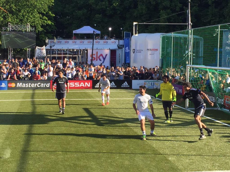 Ελαμψαν τ'αστέρια του παρελθόντος - Τερματοφύλακας ο Καρεμπέ, σκόρερ ο Τρεζεγκέ [εικόνες] | iefimerida.gr 2