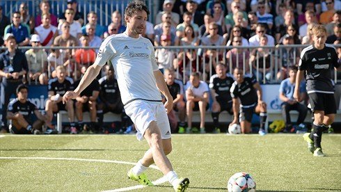 Ελαμψαν τ'αστέρια του παρελθόντος - Τερματοφύλακας ο Καρεμπέ, σκόρερ ο Τρεζεγκέ [εικόνες] | iefimerida.gr 3