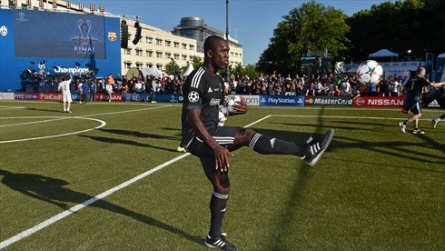 Ελαμψαν τ'αστέρια του παρελθόντος - Τερματοφύλακας ο Καρεμπέ, σκόρερ ο Τρεζεγκέ [εικόνες] | iefimerida.gr 4