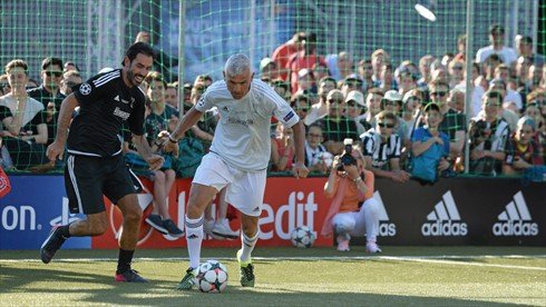 Ελαμψαν τ'αστέρια του παρελθόντος - Τερματοφύλακας ο Καρεμπέ, σκόρερ ο Τρεζεγκέ [εικόνες] | iefimerida.gr 6