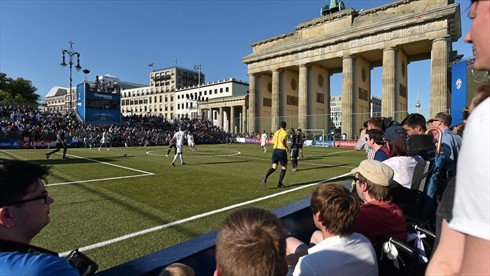 Ελαμψαν τ'αστέρια του παρελθόντος - Τερματοφύλακας ο Καρεμπέ, σκόρερ ο Τρεζεγκέ [εικόνες] | iefimerida.gr 8
