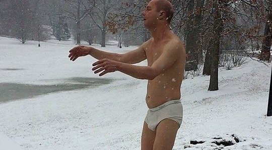 Γυμνός υπνοβάτης σοκάρει φοιτητές κολεγίου -Ο άντρας που ενόχλησε με το εσώρουχό του [εικόνα] | iefimerida.gr 0