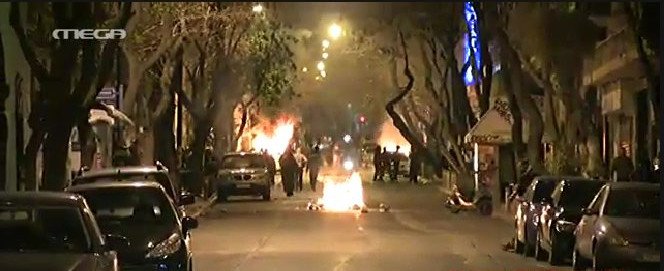 Χάος στο Πολυτεχνείο: Μολότοφ, φωτιές σε κάδους, κρότου λάμψης και συγκρούσεις [εικόνες & βίντεο] | iefimerida.gr 14