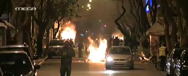 Χάος στο Πολυτεχνείο: Μολότοφ, φωτιές σε κάδους, κρότου λάμψης και συγκρούσεις [εικόνες & βίντεο] | iefimerida.gr 11