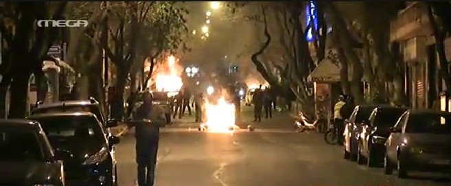 Χάος στο Πολυτεχνείο: Μολότοφ, φωτιές σε κάδους, κρότου λάμψης και συγκρούσεις [εικόνες & βίντεο] | iefimerida.gr 12