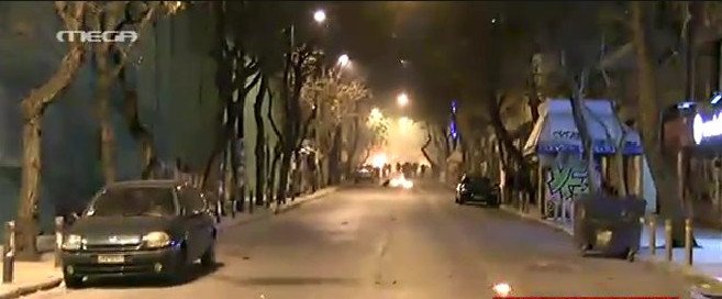 Χάος στο Πολυτεχνείο: Μολότοφ, φωτιές σε κάδους, κρότου λάμψης και συγκρούσεις [εικόνες & βίντεο] | iefimerida.gr 13