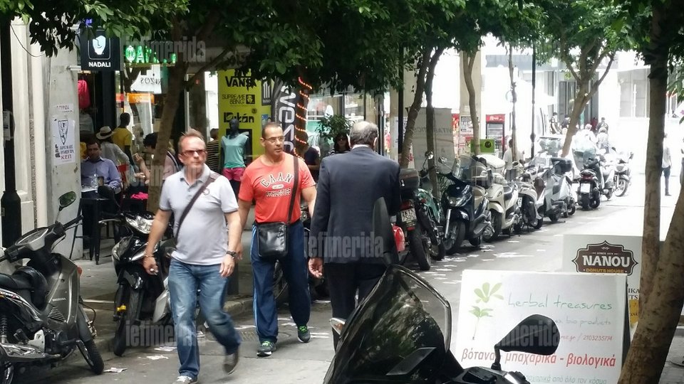 Ο Γιώργος Σταθάκης δεν μπόρεσε να μπει στο υπουργείο λόγω της κατάληψης από το ΠΑΜΕ και πήγε για καφέ [εικόνες] | iefimerida.gr 2