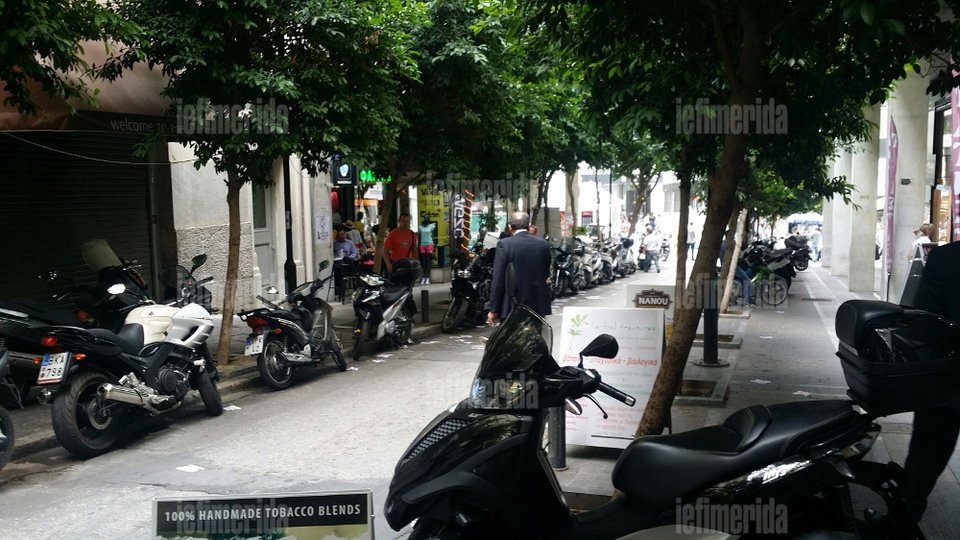 Ο Γιώργος Σταθάκης δεν μπόρεσε να μπει στο υπουργείο λόγω της κατάληψης από το ΠΑΜΕ και πήγε για καφέ [εικόνες] | iefimerida.gr 1