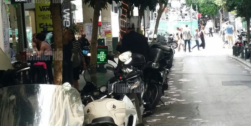 Ο Γιώργος Σταθάκης δεν μπόρεσε να μπει στο υπουργείο λόγω της κατάληψης από το ΠΑΜΕ και πήγε για καφέ [εικόνες] | iefimerida.gr 0