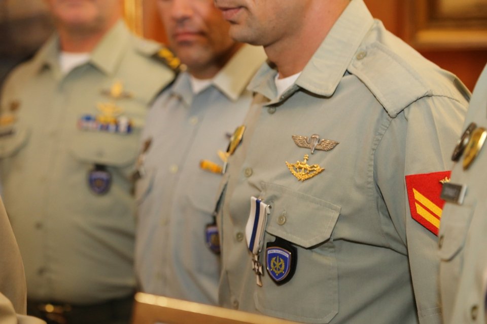 Oι καταδρομείς που απεγκλώβισαν τον πιλότο του Απάτσι -Βραβεύτηκαν στο ΥΠΕΘΑ [εικόνες] | iefimerida.gr 2