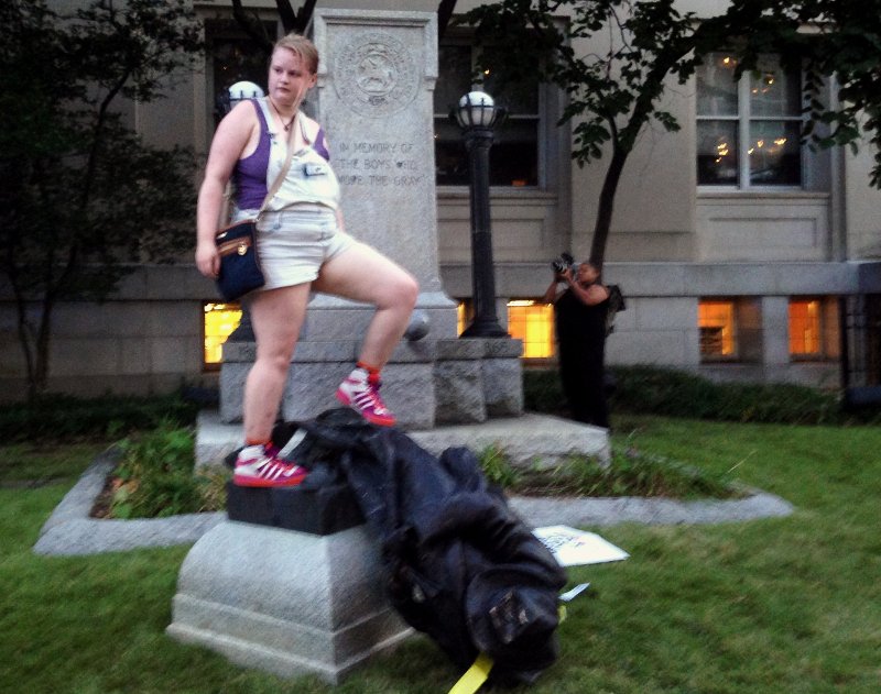 Διαδηλωτές γκρέμισαν άγαλμα των «Νοτίων» στη Βόρεια Καρολίνα [εικόνες] | iefimerida.gr 1