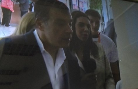 Ο Σταύρος Θεοδωράκης άλλαξε στυλ για να πάει να ψηφίσει: Κουμπωμένο σακάκι, λευκό πουκάμισο, σακίδιο – Το ατύχημα με την κουρτίνα [εικόνες&βίντεο] | iefimerida.gr 3