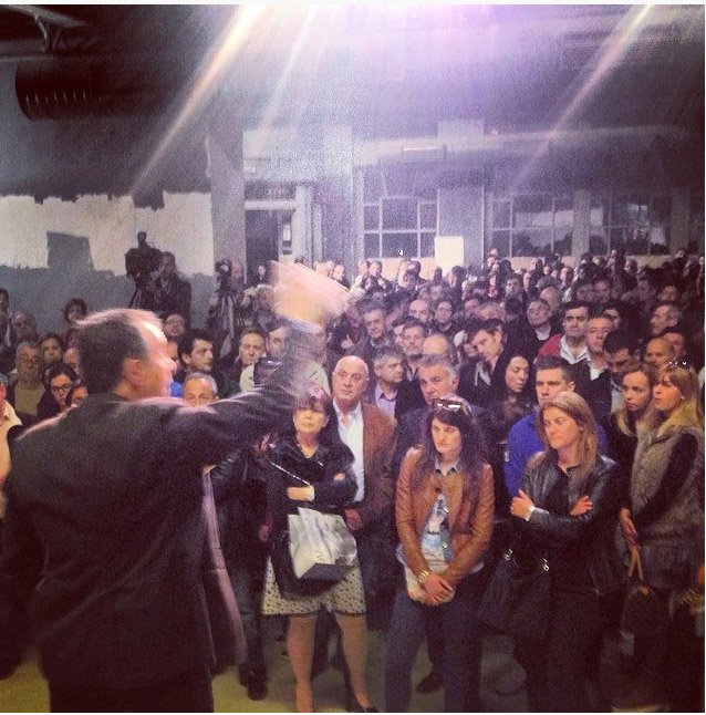 Πολίτης, με «στημένη» ερώτηση, εκνευρίζει τον Θεοδωράκη: Μη λες όλο τα ίδια και τα ίδια στις ομιλίες σου [εικόνες+βίντεο] | iefimerida.gr 3